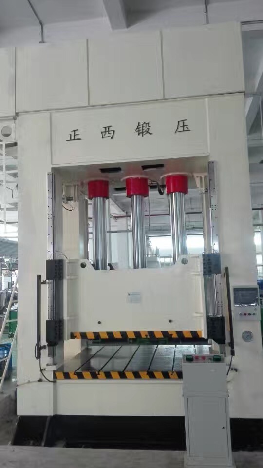 此批設(shè)備為重慶客戶一次性向我公司訂購(gòu)的機(jī)器，在所有公司員工的努力下，我們?cè)谝?guī)定的時(shí)間內(nèi)向客戶交貨并調(diào)試完成。