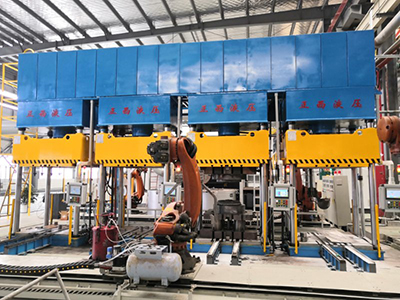 浙江杭州液壓機客戶定制的315噸四柱式伺服液壓機，由液壓機供應(yīng)商正西圓滿交貨