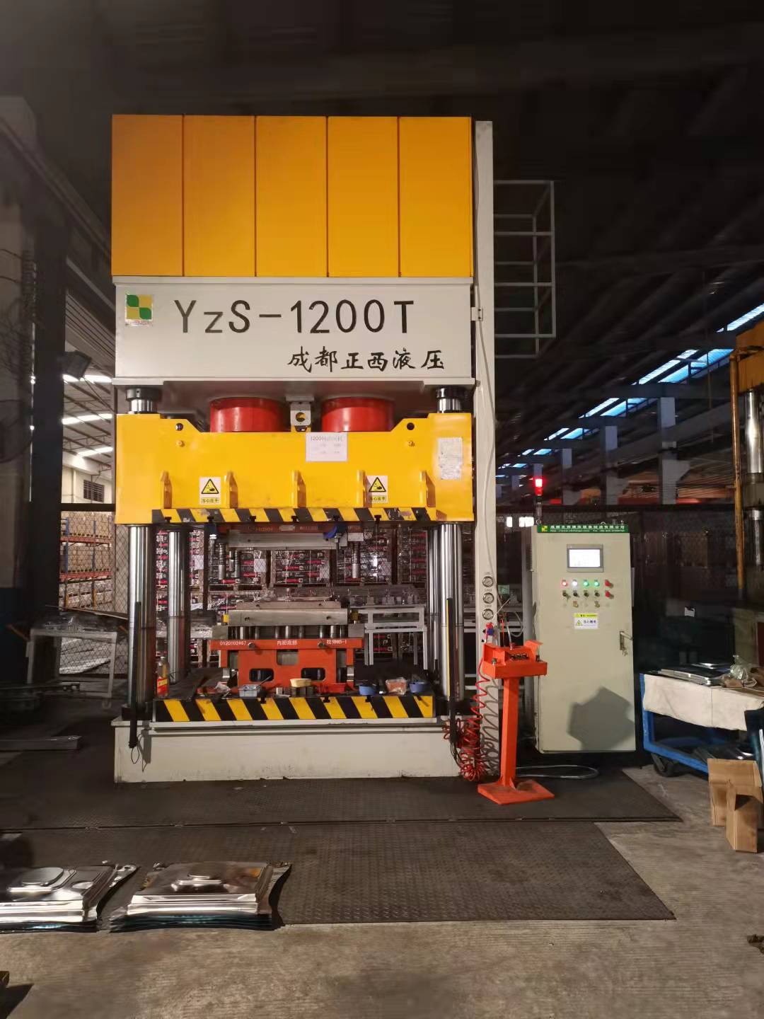 1200噸四柱液壓機(jī)落戶眉山 1200噸四柱液壓機(jī)落戶眉山